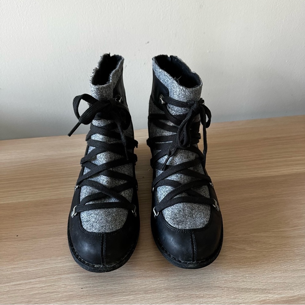 Merrell Women's Shiloh Black and Gray Lace-Up Boots